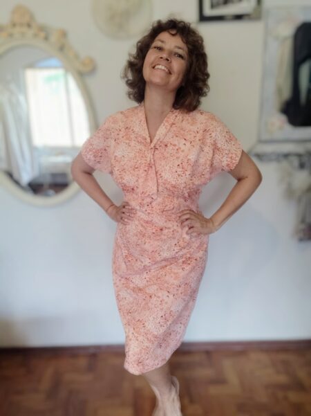 vestido vintage original anos 70, feito por costureira, com estampa floral muito delicada na cor pêssego, acompanha casaqueto