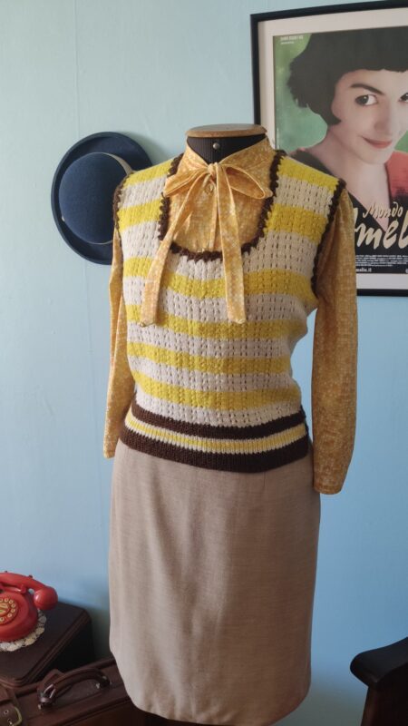 Colete vintage original dos anos 70 em crochê manual de lã listrado em branco e amarelo com acabamento marrom.