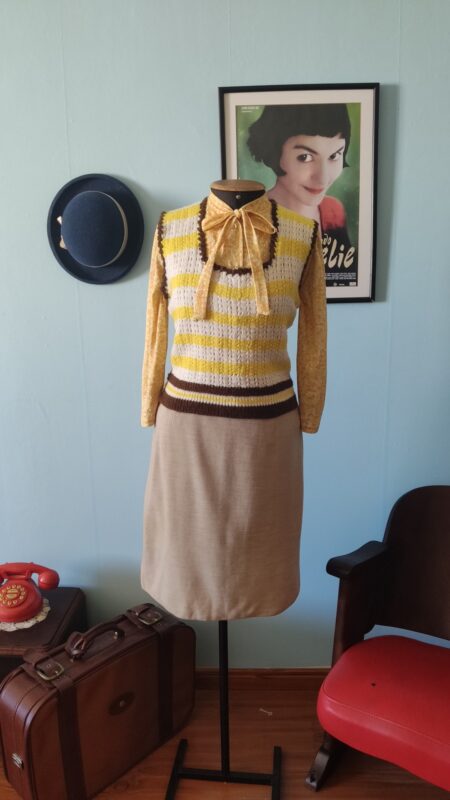 Colete vintage original dos anos 70 em crochê manual de lã listrado em branco e amarelo com acabamento marrom.
