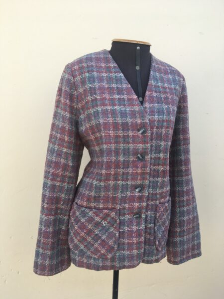 casaco estilo blazer vintage, original anos 80, em lã, forrado com tecido macio, sua padronagem é xadrez com tons predominantes de lilás, porém há também tons de vermelho, branco e verde, o que o deixa ainda mais exclusivo e elegante, possui ainda dois bolsos frontais