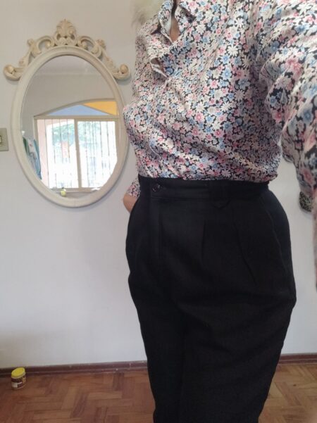 Camisa floral anos 80, com abotoamento frontal.