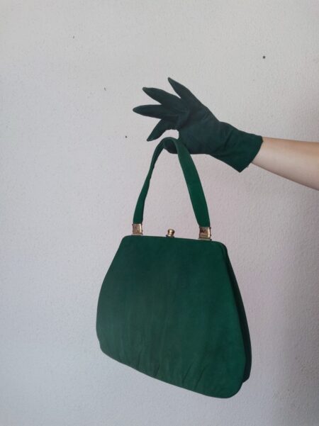 bolsa vintage original anos 60, acompanha luvas, em camurça na cor verde musgo, em perfeito estado de conservação