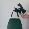 bolsa vintage original anos 60, acompanha luvas, em camurça na cor verde musgo, em perfeito estado de conservação