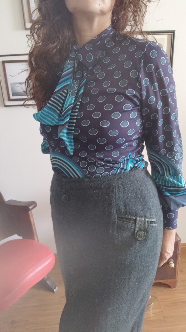blusa vintage anos 70 com laço;