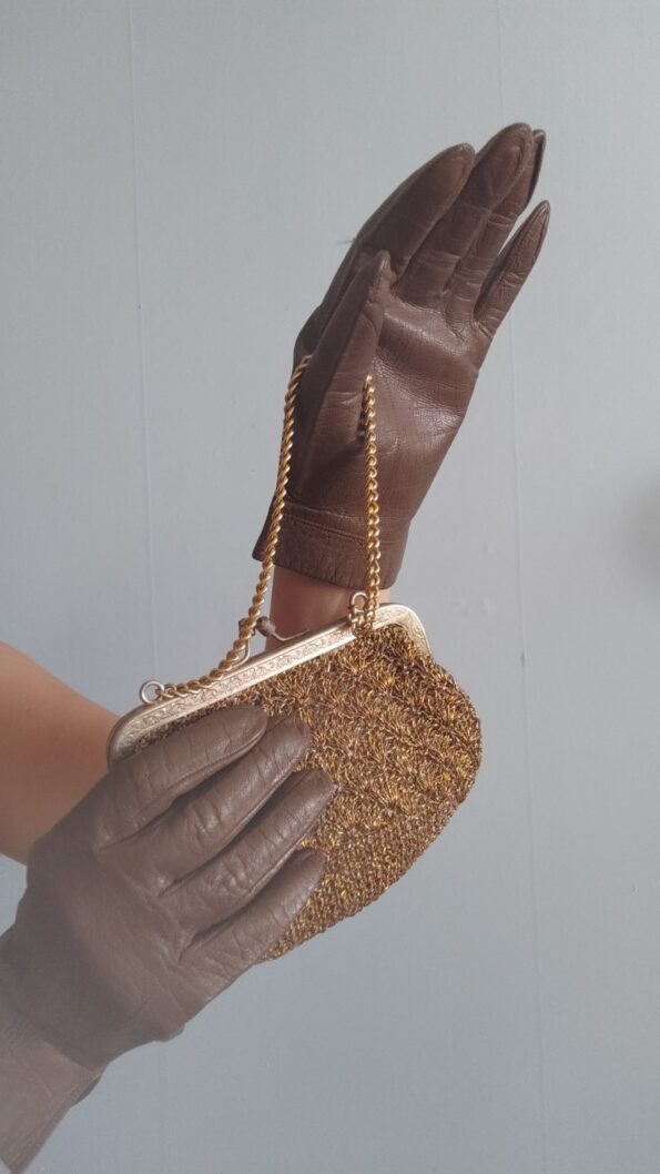 bolsa de mão vintage dourada .