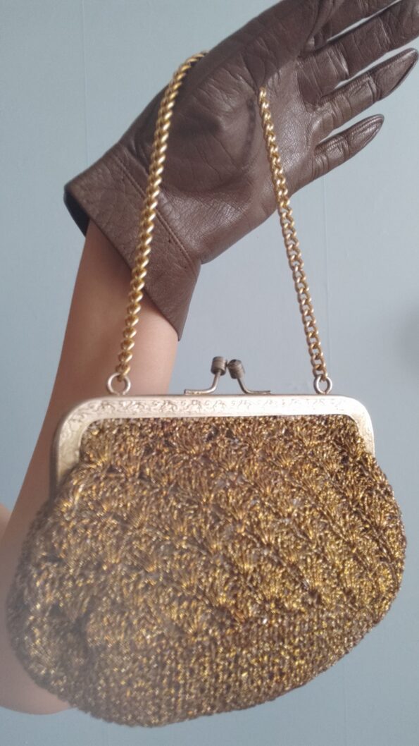 bolsa de mão vintage dourada.