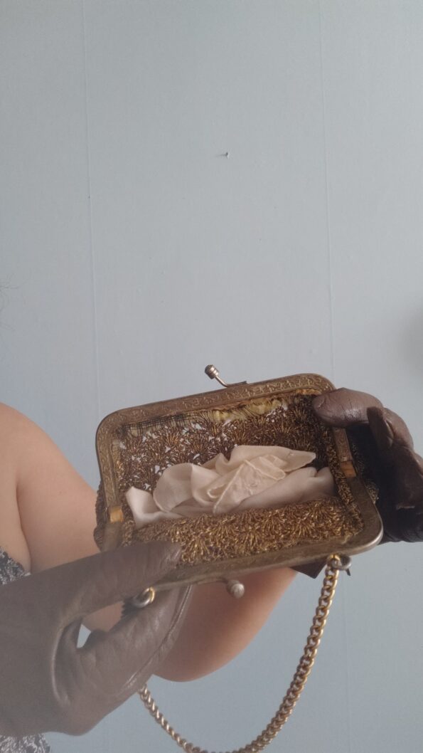 bolsa de mão vintage dourada,