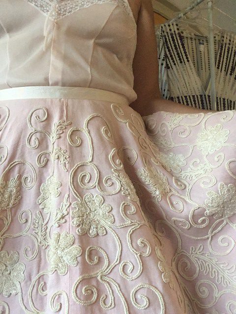 saia-vintage-1950-vintage-vintage-bordado-vintage-cambraia-borado-manual-vintage-boutique-vintage-shop-vintage-brecho-brecho-vintage-1950s-03