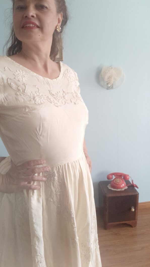 vestido em seda anos 50;
