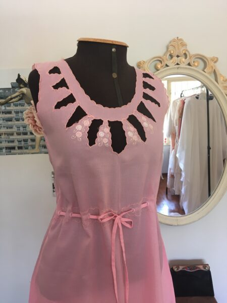 Conjunto vintage anos 80 composto por camisola rosa com bordados e penhoar leve, exibido em manequim, com detalhes vazados no busto