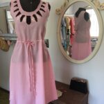 Conjunto vintage anos 80 composto por camisola rosa com bordados e penhoar leve, exibido em manequim, com detalhes vazados no busto