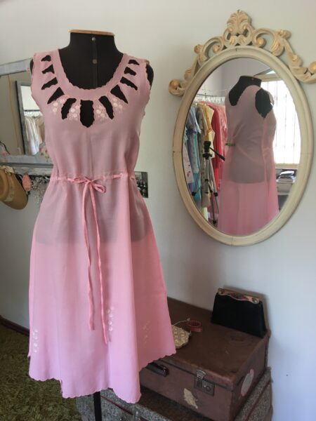 Conjunto vintage anos 80 composto por camisola rosa com bordados e penhoar leve, exibido em manequim, com detalhes vazados no busto