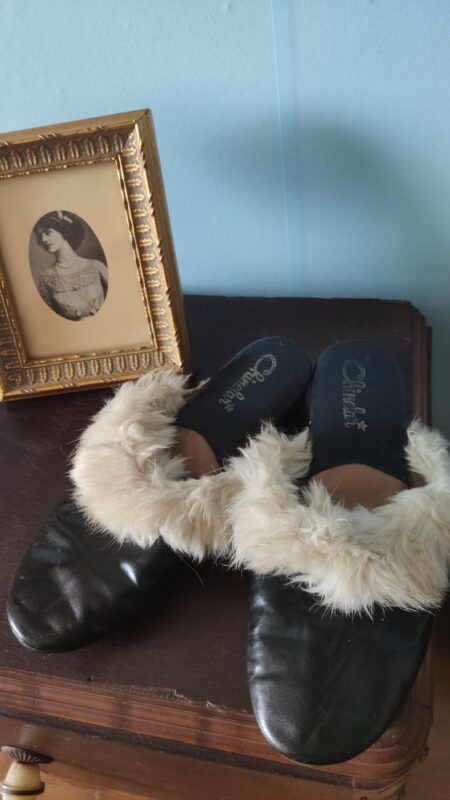 Pantufa vintage anos 70 preta em couro sintético com acabamento em pelo tamanho 34 35