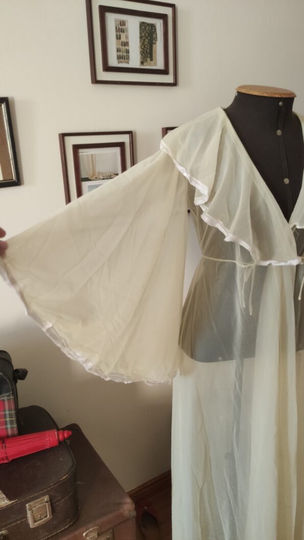 penhoar anos 70 amarelo,