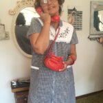 Penhoar vintage anos 80 em algodão com bordado floral, modelagem solta e comprimento médio