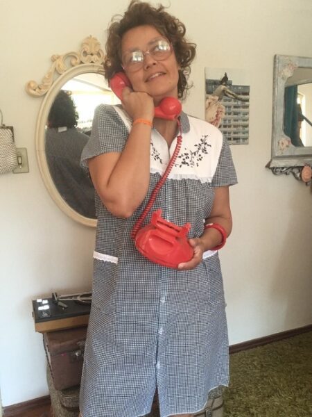 Penhoar vintage anos 80 em algodão com bordado floral, modelagem solta e comprimento médio