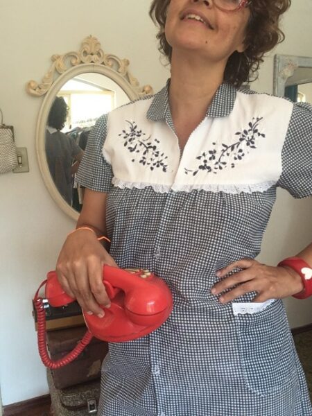 Detalhe do bordado floral à máquina em penhoar vintage de algodão dos anos 80