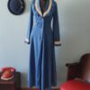 Penhoar vintage original dos anos 70 na cor azul com detalhes em renda clara na gola e punhos, modelagem longa e fluida, exposto em manequim em ambiente com decoração retrô.