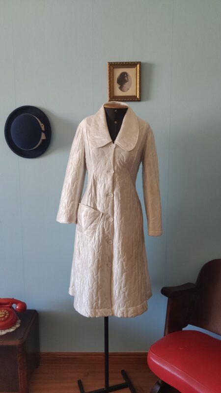 Penhoar vintage Valisere anos 70 em matelassê off white, com botões frontais e gola ampla, exibido em manequim