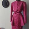 Conjunto vintage original dos anos 80 em cetim de algodão lilás texturizado, composto por saia longa com fenda traseira e blazer estruturado com peplum, ombreiras e botões forrados. Peça de festa feita por costureira com acabamentos manuais, em estilo sofisticado e elegante da década de 1980.