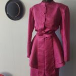 Conjunto vintage original dos anos 80 em cetim de algodão lilás texturizado, composto por saia longa com fenda traseira e blazer estruturado com peplum, ombreiras e botões forrados. Peça de festa feita por costureira com acabamentos manuais, em estilo sofisticado e elegante da década de 1980.