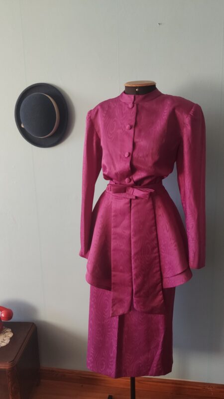 Conjunto vintage original dos anos 80 em cetim de algodão lilás texturizado, composto por saia longa com fenda traseira e blazer estruturado com peplum, ombreiras e botões forrados. Peça de festa feita por costureira com acabamentos manuais, em estilo sofisticado e elegante da década de 1980.