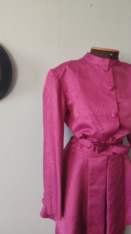 Conjunto vintage original dos anos 80 em cetim de algodão lilás texturizado, composto por saia longa com fenda traseira e blazer estruturado com peplum, ombreiras e botões forrados. Peça de festa feita por costureira com acabamentos manuais, em estilo sofisticado e elegante da década de 1980.
