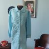 Penhoar vintage original dos anos 70 na cor azul celeste, confeccionado em tecido pele de pêssego com detalhes matelassê. Modelo felpudo com mangas longas, bolsos laterais e abotoamento frontal com botões forrados. Peça vintage feminina em excelente estado de conservação, ideal para o inverno.