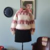 Blusa vintage em tricô artesanal da Malhas Tia Iná, em tons de creme, rosa e vinho, acompanhada de polainas coordenadas