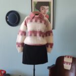Blusa vintage em tricô artesanal da Malhas Tia Iná, em tons de creme, rosa e vinho, acompanhada de polainas coordenadas