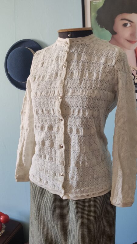 Blusa vintage original dos anos 70 na cor off white com botões em metal n cor prata e modelagem ajustada.