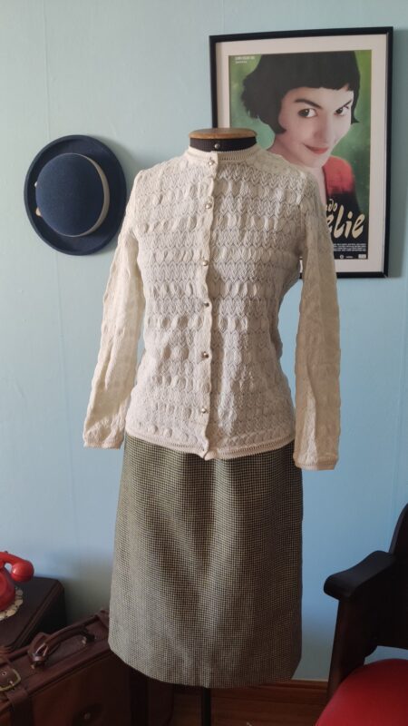 Blusa vintage original dos anos 70 na cor off white com botões em metal n cor prata e modelagem ajustada.