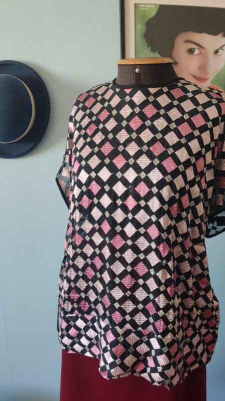 Blusa vintage original dos anos 80 com transparência e bordado geométrico em losangos nas cores rosa-choque, rosa-claro, preto e prata.