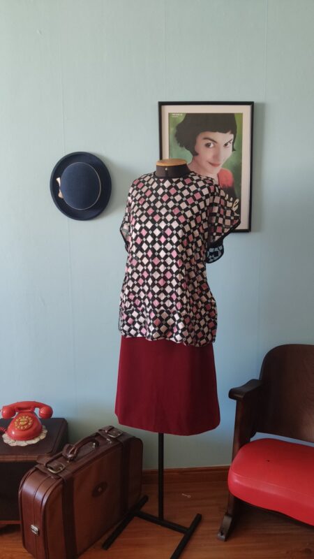 Blusa vintage original dos anos 80 com transparência e bordado geométrico em losangos nas cores rosa-choque, rosa-claro, preto e prata.