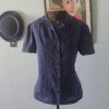 Blusa vintage original dos anos 80 em algodão azul-marinho, com bordado inglês frontal, gola trabalhada, mangas levemente bufantes e botões frontais.