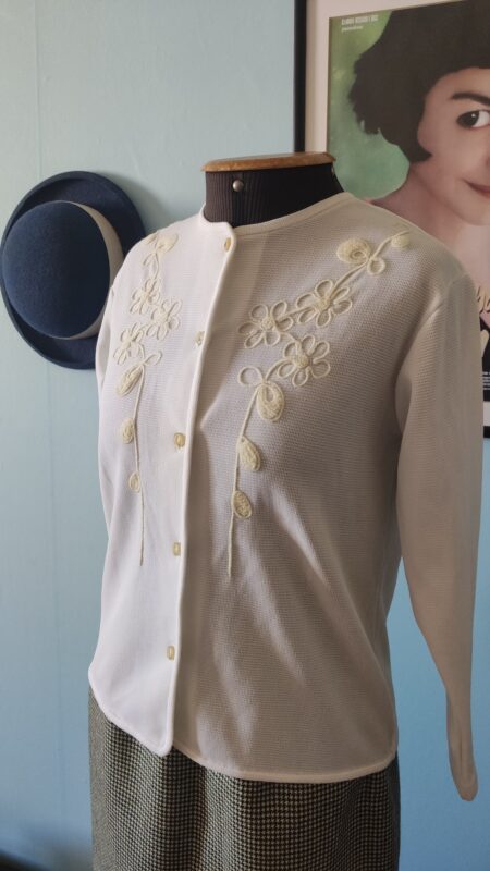 Cardigã vintage original branco dos anos 60/70 com bordado floral em fios brancos e prateados e botões com detalhes prateados.