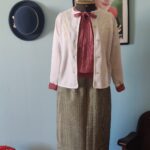 Cardigã vintage original branco dos anos 60/70 com bordado floral em fios brancos e prateados e botões com detalhes prateados.