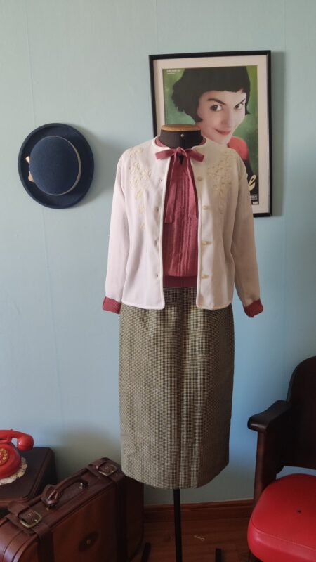 Cardigã vintage original branco dos anos 60/70 com bordado floral em fios brancos e prateados e botões com detalhes prateados.