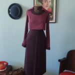 Conjunto vintage Burda dos anos 80 em malha bordô, composto por blusa de mangas longas e saia evasê.