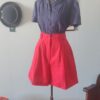 Saia-calça vintage original dos anos 80 em linho misto vermelho, cintura alta, pregas frontais, bolsos e fechamento por botão frontal.