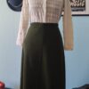 Saia vintage original dos anos 70 em malha de lã verde-musgo com modelagem evasê.