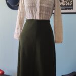 Saia vintage original dos anos 70 em malha de lã verde-musgo com modelagem evasê.