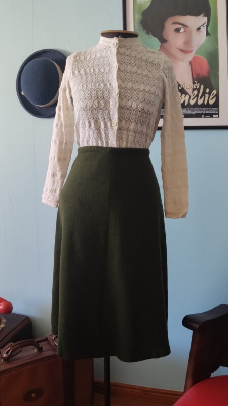 Saia vintage original dos anos 70 em malha de lã verde-musgo com modelagem evasê.