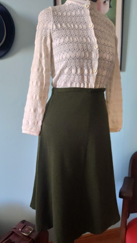 Saia vintage original dos anos 70 em malha de lã verde-musgo com modelagem evasê.