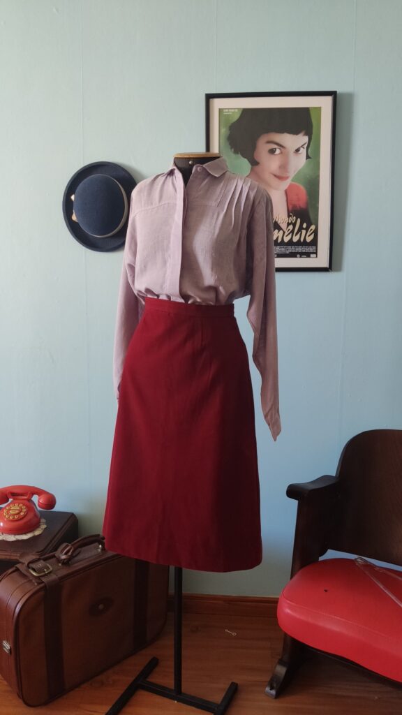 Saia vintage original dos anos 70 em veludo de algodão, veludine vinho com modelagem evasê e cintura alta.