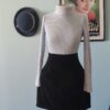 Mini saia vintage Ellus dos anos 90 em veludo cotelê preto de algodão, cintura alta e bolsos frontais.