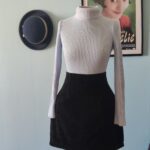 Mini saia vintage Ellus dos anos 90 em veludo cotelê preto de algodão, cintura alta e bolsos frontais.