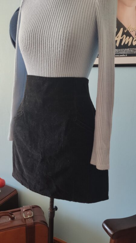 Detalhe do veludo cotelê preto e dos bolsos frontais da mini saia vintage Ellus.