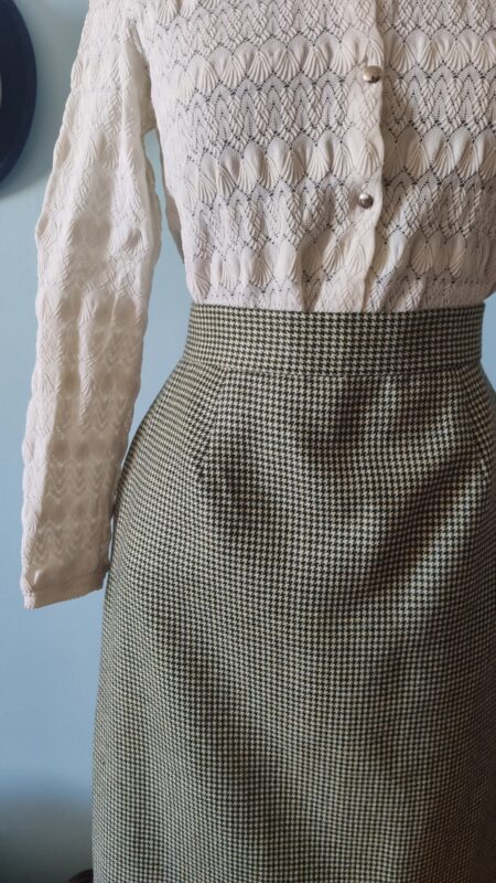 Saia lápis vintage original em lã com estampa pied-de-poule preta e cinza, comprimento midi e fenda traseira.