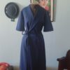 Vestido vintage azul-marinho transpassado com faixa na cintura e saia evasê.